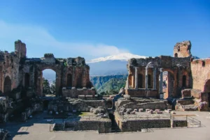 Teatro greco di Taormina e Etna nello sfondo