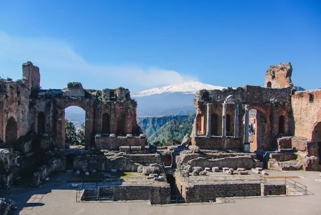 teatro greco di Taormina ed etna