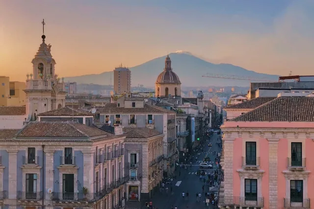 catania con sfondo l'etna