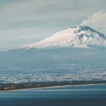 Etna innevata e catania in basso