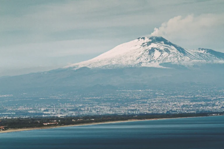 Etna innevata e catania in basso