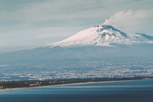 Etna vista da lontano innevata