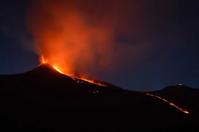etna eruzione di notte