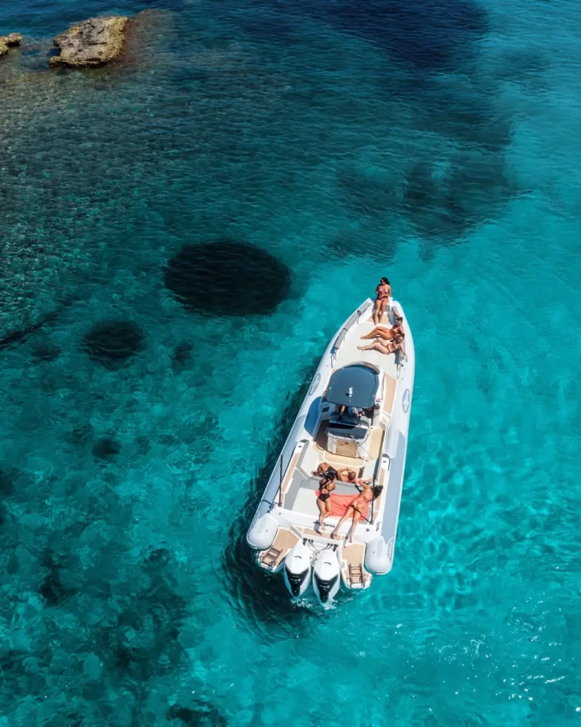Favignana e Levanzo in gommone con aperitivo a bordo – da Trapani