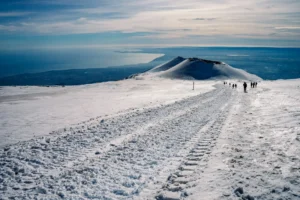 etna innevata e vista mare