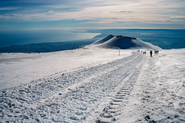 etna innevata e vista mare