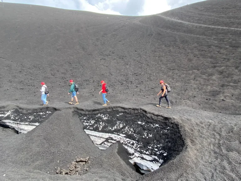 Trekking sull’Etna fino a 3000 m con guida vulcanologica