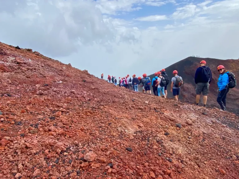 Trekking sull’Etna fino a 3000 m con guida vulcanologica