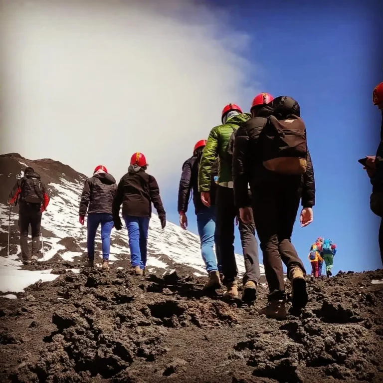 Trekking sull’Etna fino a 3000 m con guida vulcanologica