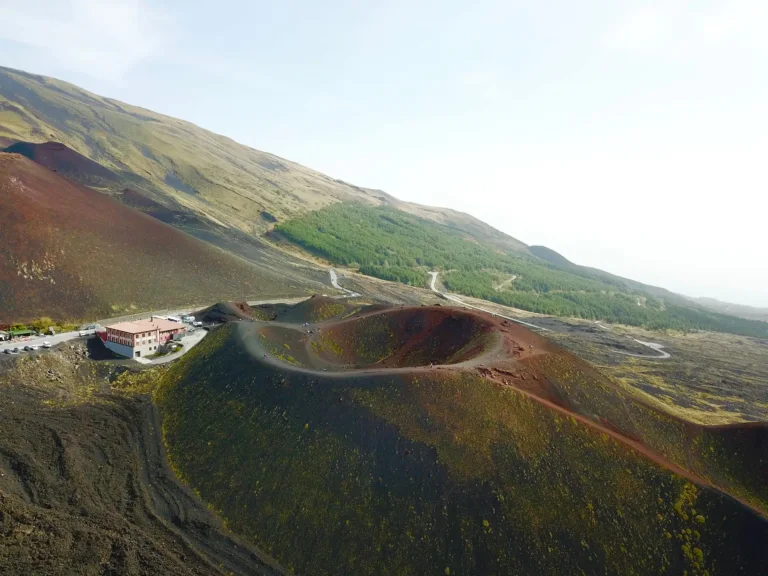 Trekking sull’Etna fino a 3000 m con guida vulcanologica