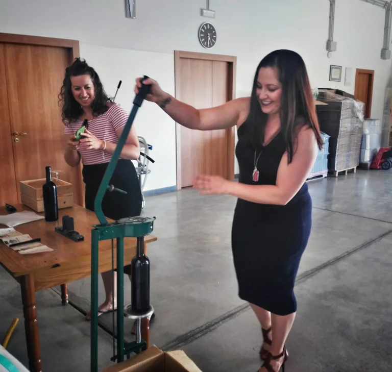 Degustazione di vini biologici ad Alcamo con bottiglia personalizzata